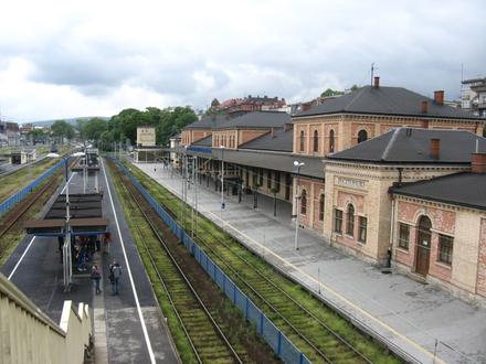 Widok na stację dworzec i trakcję w kierunku Zwardonia oraz dachy kamienic przy ul. 3 maja