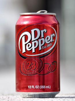 Puszka napoju Dr Pepper.