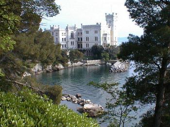 XIX -wieczny zamek Miramare zbudowany dla arcyksięcia Ferdynanda Maksymiliana 