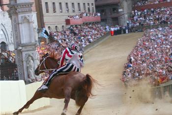 Palio, czyli wyścigi konne w Sienie odbywają się zgodnie z tradycją i z udziałem historycznych strojów i dekoracji.