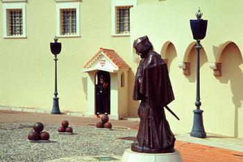 Pomnik upamiętniający przebranego za mnicha Grimaldiego, zdobywcę Genueńskiej cytadeli.