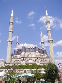 Meczet Selimiye, wzniesiony w 1575 r., do dziś uważany za mistrzostwo islamskiej architektury. 