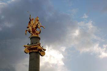 Pomnik św. Jerzego na Placu Wolności w Tbilisi