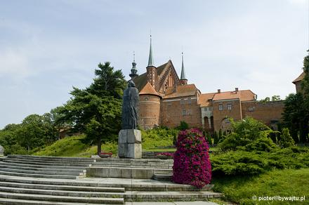 Pomnik Mikołaja Kopernika przed wzgórzem katedralnym