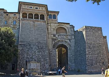 Łuk Etruski, czyli dawna brama Augusta, wybudowana w III w. p.n.e. , odbudowana przez Augusta Oktawiana w 40 r. p.n.e.