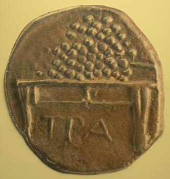 Drachma z Trapezuntu, przedstawiająca stół z monetami. 