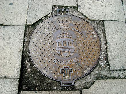 Krakowska studzienka, zwróćcie uwagę na oficjalną, stołeczną i królewską, nazwę miasta