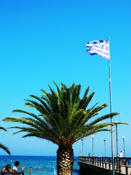 Grecka flaga powiewająca na wietrze.