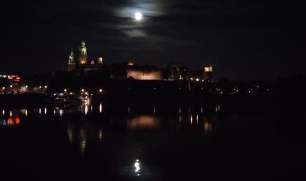 Pełnia księżyca nad Wawelem, widok z mostu Dębnickiego