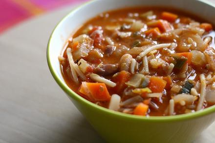 Historycznie minestrone to bardzo skroma i tania zupa z sezonowych warzyw - typowa cucina povera