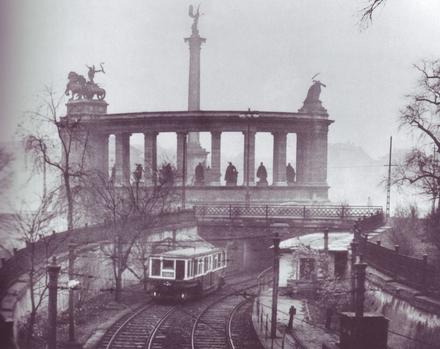 Pociąg metra koło placu Bohaterów - nieistniejący wyjazd z tunelu na odcinek naziemny