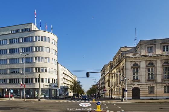 Po lewej zespół mieszkalno-biurowy ZUS przy skrzyżowaniu 10 Lutego i 3 Maja 22 wg projektu warszawskiego architekta Romana Piotrowskiego. Po prawej 
budynek Banku Polskiego wybudowany w latach 1927- 1929, na tle innych budynków w Gdyni wyróżnia się tradycyjnym wyglądem. 
