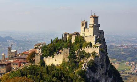 Na jednym z trzech szczytów Monte Titano wzniesiono skalną fortecę - Guaiata, która góruje nad całą okolicą i San Marino
