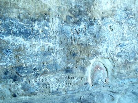 Dzieło wandali - podpisy wykute w skale w jednej z kamiennych sal. Wiek - ok. dwóch stuleci