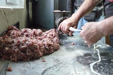 Jelito naciąga się na nakładkę maszynki do mielenia mięsa