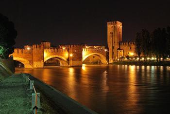 Ponte di Castelvechio, czyli most do Starego Zamku, XIV w. budowla ufundowana przez ród Della Scalla.  