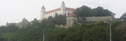 Zamek widoczny z nabrzeża Dunaju
