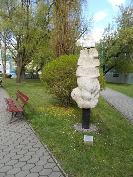 Rzeźba dłuta jednego ze studentów krakowskiej ASP, w tle budowa Centrum Energetyki AGH