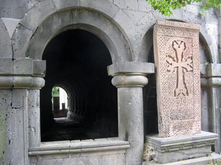 Chaczkar w jednym z najcenniejszych zabytków Armenii, monastyrze Sanahin