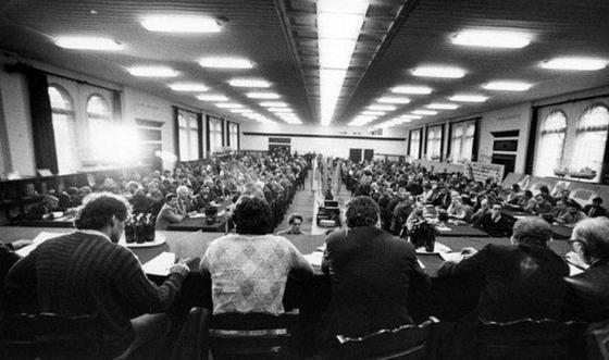 Sala BHP w Stoczni Gdańskiej podczas obrad Międzyzakładowego Komitetu Strajkowego w 1980 roku.