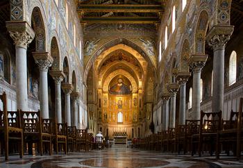 Wnętrze katedry Monreale to wcielony eklektyzm łączący bizantyjski przepych, arabską lekkość i łacińską treść. 