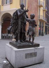 Pomnik Stradivariego, miasto słynie jako historyczna siedziba najlepszych warsztatów lutniczych, tak znanych rodów jak Stradivari, Amati czy Guarneri 