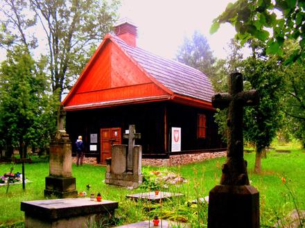 Cmentarz i kaplica. To jedne z najstarszych zabytków ewangelickich tego typu w Polsce.