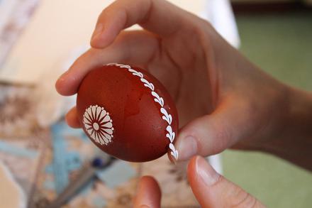 Dekorowanie jajek jest tak samo popularne, jak w Polsce