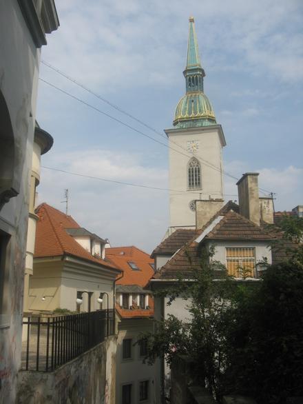 Katedra Świętego Martina widoczna w drodze na Zamek