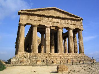 Starożytna Świątynia Concordii, jeden z wielu obiektów świątynnych widocznych do dzisiaj w Agrygencie. 