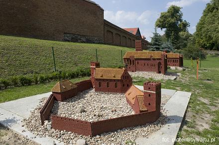 Nawiązanie do krzyżackiej przeszłości miasta: miniatury zamków krzyżackich na tle zachowanych murów obronnych. 