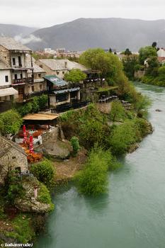Nabrzeże Neretwy. Niestety kiedy byłam w Mostarze w kwietniu 2012 pogoda mnie nie rozpieszczała i ciągle lało.