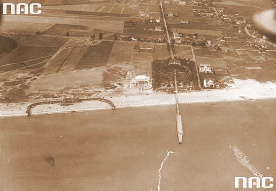 Gdynia na zdjęciu lotniczym z 1925 roku. Na pierwszym planie gdyńskie letnisko, w jego miejscu powstał Skwer Kościuszki.