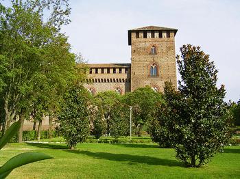 Widok na Castello Visconteo, wzniesiony w 1360 r. przez mediolańskiego księcia Galeazzo II Viscontiego. 