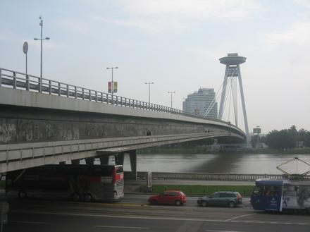 Most i wieża na jego pylonie oraz wybrzeże Dunaju