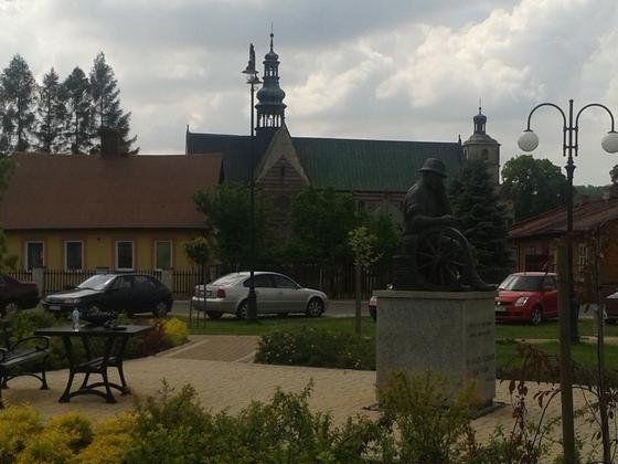 Dwa symbole Wąchocka: klasztor cystersów i pomnik sołtysa