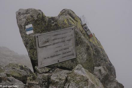 Pamiątkowa tablica na szczycie Krywania przypominająca wejscie Ľudovíta Štúra, które zapoczątkowało narodowe wędrówki na ten szczyt.