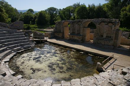 Ruiny antycznego teatru, w którym kąpią się na co dzień żółwie ;)