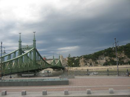 Most Wolności i kościół w skale