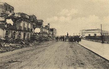 Zdjęcie z 1908 r., zrobione w Reggio zaraz po straszliwym trzęsieniu ziemi