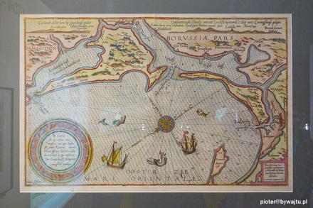 W zbiorach Muzeum znajduje się między innymi stara mapa Zatoki Gdańskiej z widokiem od strony wpływającego do Zatoki marynarza. Ciekawe, czy znajdziecie na niej Hel :-)