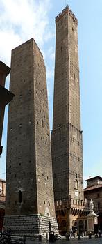 Zachowane do dzisiaj słynne Bolońskie wieże rodowe. 