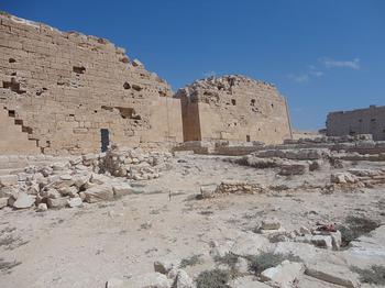 Do dziś na terenie miasta i okolic są widoczne ślady jego przeszłości - widok na ogromną świątynie Taposiris Magna w dzielnicy Abusir. 