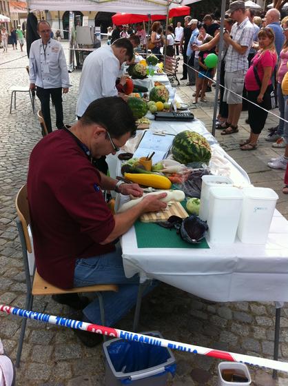 Na Sandomierskim rynku różne rzeczy się dzieją - konkurs rzeźbienia w owocach i warzywach