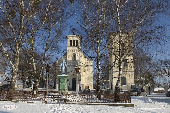 Kościół parafii św. Katarzyny w zimowej scenerii