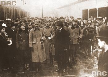 Przybycie Józefa Piłsudskiego do Warszawy, Dworzec Wileński. Zdjęcie wykonano w 1916, ale było wykorzystywane w materiałach opisujących 10 listopada 1918 r. , gdyż nikt wtedy nie zrobił zdjęcia. 