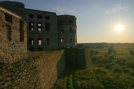 Ruiny zamku i jego malownicza okolica.