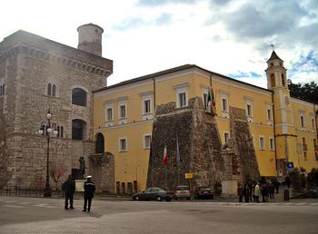 Rocca dei Rettori, czyli zamek, którego początki giną w mrokach starożytności, a obecną formę zawdzięczamy XIV w. fundacji papieskiej. 