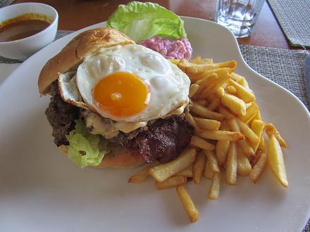 We headed to Sutera Harbour Golf and Country Club today for lunch. I felt like having bread with some meat, so I ordered a burger. One costs RM 40 (RM 20 for members). There was a choice between chicken and beef; I decided to go for beef. 