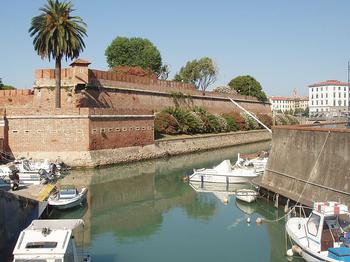 Widok z fosy na Fortezza nuova, nowy fort. 
